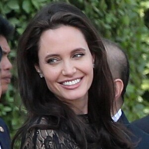 Exclusif - No Web - Angelina Jolie, radieuse et souriante, rend visite au roi du Cambodge Norodom Sihamoni pour la projection de son film accompagnée de ses six enfants à Siem Reap le 18 février 2017. Son film "D'abord ils ont tué mon père" (First They Killed My Father) raconte l'histoire vraie de l'activiste américano-cambodgienne Loung Ung ayant survécu aux atrocités du régime des Khmers rouges...