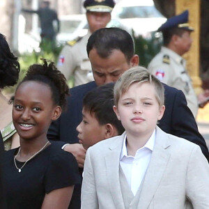 Zahara et Shiloh Jolie-Pitt - Angelina Jolie, radieuse et souriante, rend visite au roi du Cambodge Norodom Sihamoni pour la projection de son film accompagnée de ses six enfants à Siem Reap le 18 février 2017. Son film "D'abord ils ont tué mon père" (First They Killed My Father) raconte l'histoire vraie de l'activiste américano-cambodgienne Loung Ung ayant survécu aux atrocités du régime des Khmers rouges...