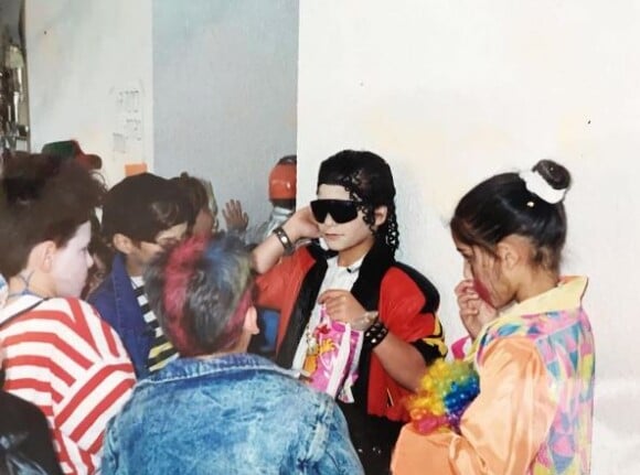 Amir a dévoilé une photo de lui, âgé de 9 ans, et déguisé en Michael Jackson.