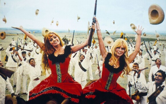 Jeanne Moreau et Brigitte Bardot dans Viva Maria.
