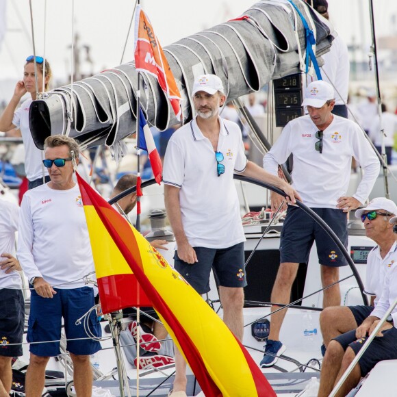Le roi Felipe VI d'Espagne se préparait le 2 août 2017 avec l'équipage du voilier Aifos lors de la 36e Copa del Rey à Palma de Majorque.