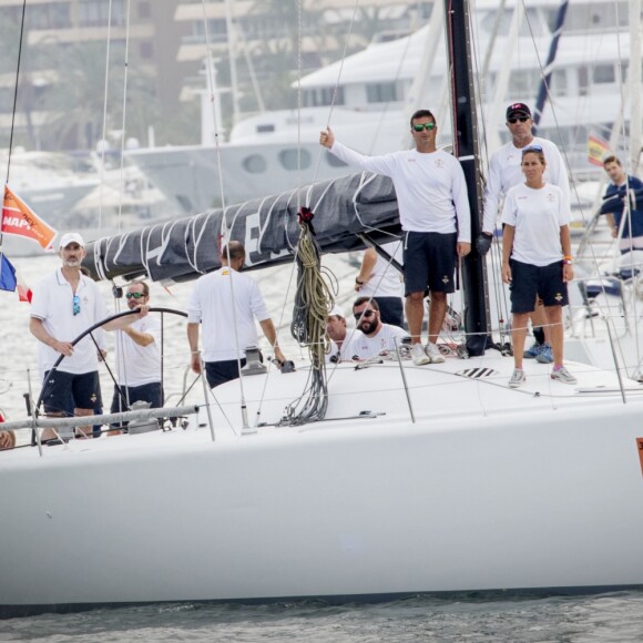 Le roi Felipe VI d'Espagne se préparait le 2 août 2017 avec l'équipage du voilier Aifos lors de la 36e Copa del Rey à Palma de Majorque.