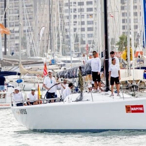 Le roi Felipe VI d'Espagne se préparait le 2 août 2017 avec l'équipage du voilier Aifos lors de la 36e Copa del Rey à Palma de Majorque.