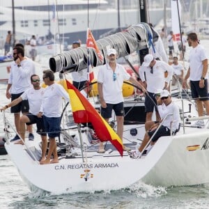 Le roi Felipe VI d'Espagne se préparait le 2 août 2017 avec l'équipage du voilier Aifos lors de la 36e Copa del Rey à Palma de Majorque.