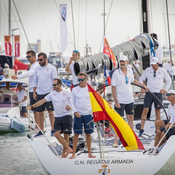 Le roi Felipe VI d'Espagne se préparait le 2 août 2017 avec l'équipage du voilier Aifos lors de la 36e Copa del Rey à Palma de Majorque.