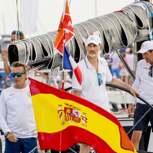 Le roi Felipe VI d'Espagne se préparait le 2 août 2017 avec l'équipage du voilier Aifos lors de la 36e Copa del Rey à Palma de Majorque.