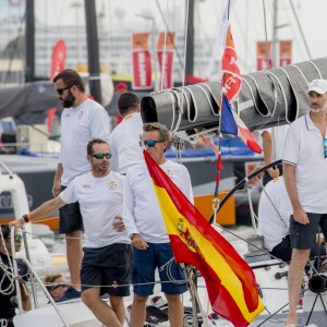 Le roi Felipe VI d'Espagne se préparait le 2 août 2017 avec l'équipage du voilier Aifos lors de la 36e Copa del Rey à Palma de Majorque.