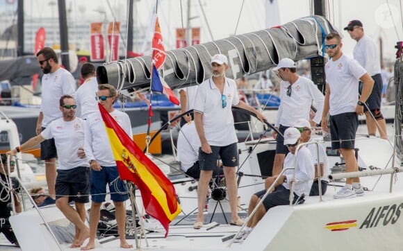 Le roi Felipe VI d'Espagne se préparait le 2 août 2017 avec l'équipage du voilier Aifos lors de la 36e Copa del Rey à Palma de Majorque.