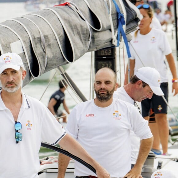 Le roi Felipe VI d'Espagne se préparait le 2 août 2017 avec l'équipage du voilier Aifos lors de la 36e Copa del Rey à Palma de Majorque.