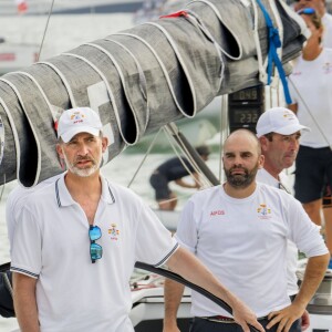 Le roi Felipe VI d'Espagne se préparait le 2 août 2017 avec l'équipage du voilier Aifos lors de la 36e Copa del Rey à Palma de Majorque.