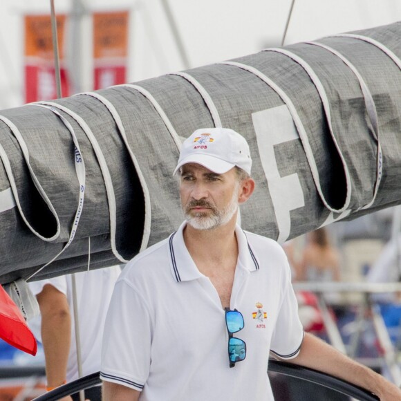 Le roi Felipe VI d'Espagne se préparait le 2 août 2017 avec l'équipage du voilier Aifos lors de la 36e Copa del Rey à Palma de Majorque.