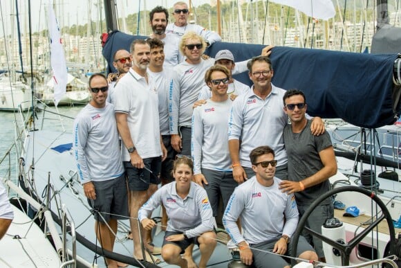 Le roi Felipe VI d'Espagne se préparait le 2 août 2017 avec l'équipage du voilier Aifos lors de la 36e Copa del Rey à Palma de Majorque.