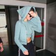 Kendall Jenner se cache des photographes à son arrivée à l'aéroport de Paris-Charles-de-Gaulle, le 1er juillet 2017.