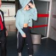 Kendall Jenner se cache des photographes à son arrivée à l'aéroport de Paris-Charles-de-Gaulle, le 1er juillet 2017.