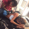 Jourdan Dunn se fait tatouer au salon AggysInk, à Londres. Août 2017.