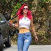 Exclusif - Bella Thorne (cheveux fuchsia) dans les rues de Pasadena, le 13 juillet 2017