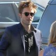 Robert Pattinson salue ses fans à son arrivée à l'émission Jimmy Kimmel Live! à Hollywood, le 3 août 2017