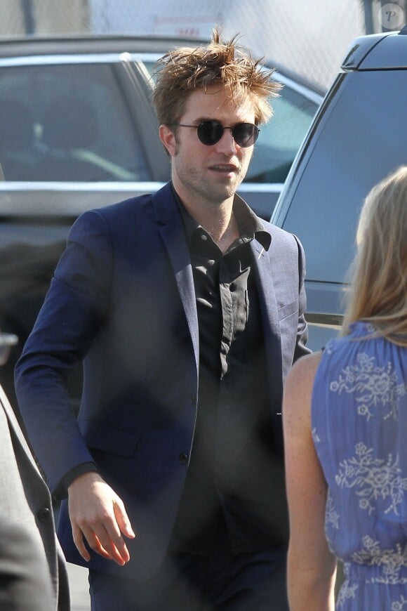 Robert Pattinson salue ses fans à son arrivée à l'émission Jimmy Kimmel Live! à Hollywood, le 3 août 2017