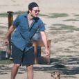 Exclusif - Robert Pattinson balade son chien et le chien de sa compagne F. Twigs dans un parc à Los Angeles, le 31 juillet 2017