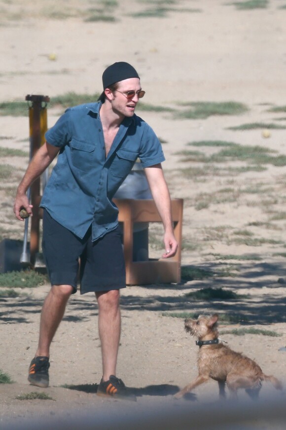 Exclusif - Robert Pattinson balade son chien et le chien de sa compagne F. Twigs dans un parc à Los Angeles, le 31 juillet 2017