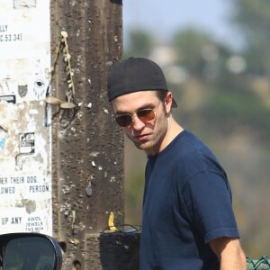 Exclusif - Robert Pattinson se promène dans un parc avec son chien à Los Angeles le 17 juillet 2017