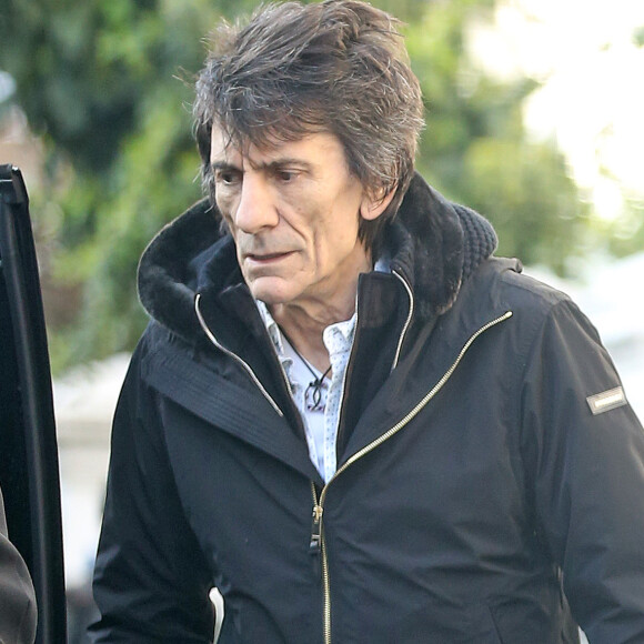 Exclusif - Ronnie Wood sort de son domicile accompagné de sa femme Sally Humphreys et ses filles Alice Rose Wood et Gracie Jane Wood à Londres, le 4 avril 2017