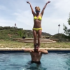 Britney Spears et son chéri Sam Asghari jouent les acrobates dans une piscine - Photo publiée sur Instagram le 28 avril 2017