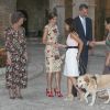 La reine Letizia et le roi Felipe VI d'Espagne ainsi que la reine Sofia accueillaient le 4 août 2017 près de cinq cents convives représentant la communauté des Iles Baléares au palais royal de la Almudaina, à Palma de Majorque, pour le traditionnel dîner de gala offert au cours de leurs vacances.