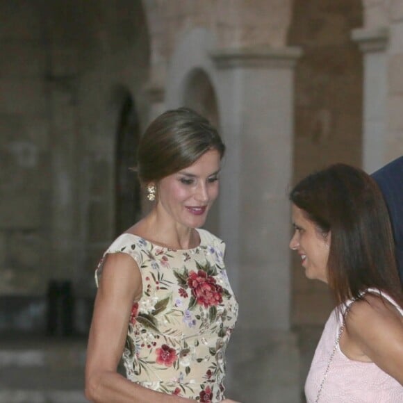 La reine Letizia et le roi Felipe VI d'Espagne ainsi que la reine Sofia accueillaient le 4 août 2017 près de cinq cents convives représentant la communauté des Iles Baléares au palais royal de la Almudaina, à Palma de Majorque, pour le traditionnel dîner de gala offert au cours de leurs vacances.