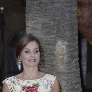 La reine Letizia et le roi Felipe VI d'Espagne ainsi que la reine Sofia accueillaient le 4 août 2017 près de cinq cents convives représentant la communauté des Iles Baléares au palais royal de la Almudaina, à Palma de Majorque, pour le traditionnel dîner de gala offert au cours de leurs vacances.