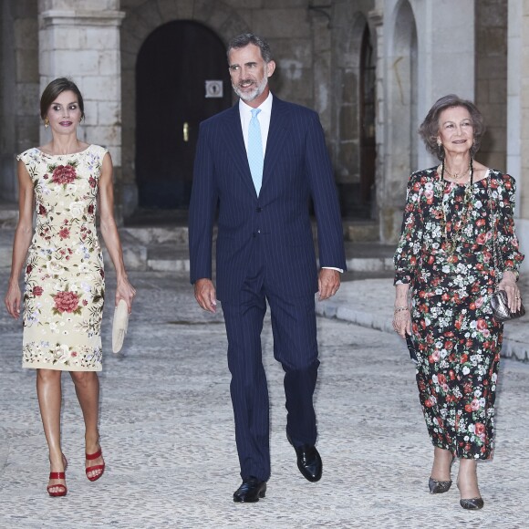 La reine Letizia et le roi Felipe VI d'Espagne ainsi que la reine Sofia accueillaient le 4 août 2017 près de cinq cents convives représentant la communauté des Iles Baléares au palais royal de la Almudaina, à Palma de Majorque, pour le traditionnel dîner de gala offert au cours de leurs vacances.