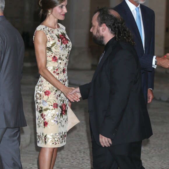 La reine Letizia et le roi Felipe VI d'Espagne ainsi que la reine Sofia accueillaient le 4 août 2017 près de cinq cents convives représentant la communauté des Iles Baléares au palais royal de la Almudaina, à Palma de Majorque, pour le traditionnel dîner de gala offert au cours de leurs vacances.