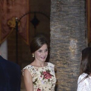 La reine Letizia et le roi Felipe VI d'Espagne ainsi que la reine Sofia accueillaient le 4 août 2017 près de cinq cents convives représentant la communauté des Iles Baléares au palais royal de la Almudaina, à Palma de Majorque, pour le traditionnel dîner de gala offert au cours de leurs vacances.