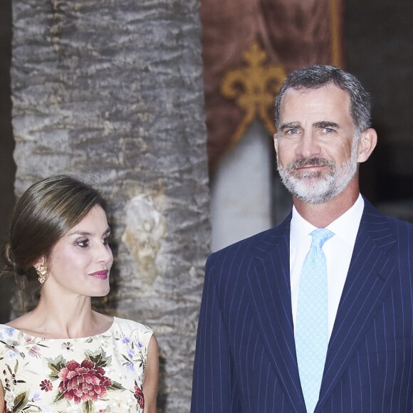La reine Letizia et le roi Felipe VI d'Espagne ainsi que la reine Sofia accueillaient le 4 août 2017 près de cinq cents convives représentant la communauté des Iles Baléares au palais royal de la Almudaina, à Palma de Majorque, pour le traditionnel dîner de gala offert au cours de leurs vacances.