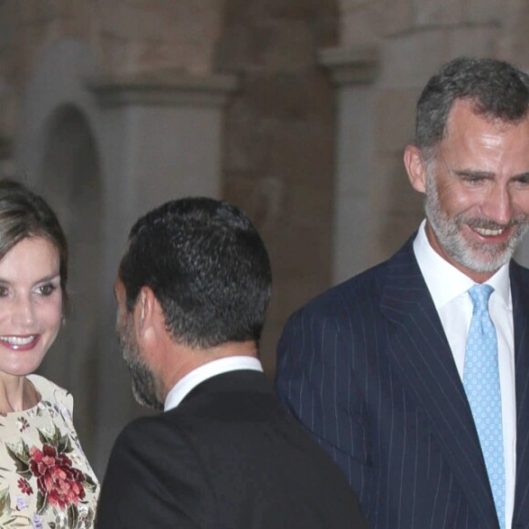 La reine Letizia et le roi Felipe VI d'Espagne ainsi que la reine Sofia accueillaient le 4 août 2017 près de cinq cents convives représentant la communauté des Iles Baléares au palais royal de la Almudaina, à Palma de Majorque, pour le traditionnel dîner de gala offert au cours de leurs vacances.