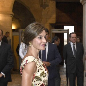 La reine Letizia et le roi Felipe VI d'Espagne ainsi que la reine Sofia accueillaient le 4 août 2017 près de cinq cents convives représentant la communauté des Iles Baléares au palais royal de la Almudaina, à Palma de Majorque, pour le traditionnel dîner de gala offert au cours de leurs vacances.