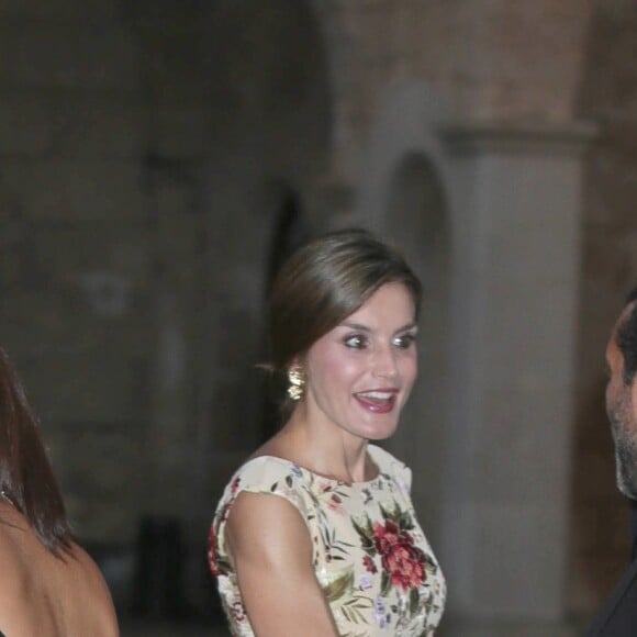 La reine Letizia et le roi Felipe VI d'Espagne ainsi que la reine Sofia accueillaient le 4 août 2017 près de cinq cents convives représentant la communauté des Iles Baléares au palais royal de la Almudaina, à Palma de Majorque, pour le traditionnel dîner de gala offert au cours de leurs vacances.