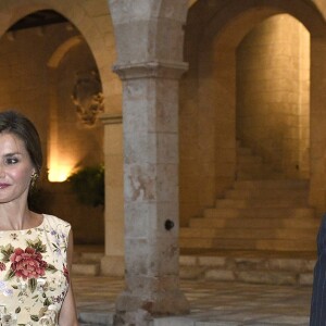 La reine Letizia et le roi Felipe VI d'Espagne ainsi que la reine Sofia accueillaient le 4 août 2017 près de cinq cents convives représentant la communauté des Iles Baléares au palais royal de la Almudaina, à Palma de Majorque, pour le traditionnel dîner de gala offert au cours de leurs vacances.