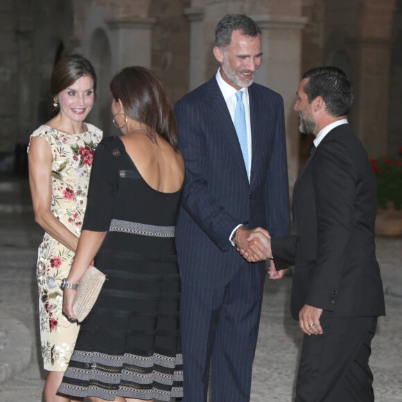 La reine Letizia et le roi Felipe VI d'Espagne ainsi que la reine Sofia accueillaient le 4 août 2017 près de cinq cents convives représentant la communauté des Iles Baléares au palais royal de la Almudaina, à Palma de Majorque, pour le traditionnel dîner de gala offert au cours de leurs vacances.