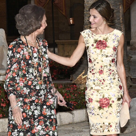 La reine Letizia et le roi Felipe VI d'Espagne ainsi que la reine Sofia accueillaient le 4 août 2017 près de cinq cents convives représentant la communauté des Iles Baléares au palais royal de la Almudaina, à Palma de Majorque, pour le traditionnel dîner de gala offert au cours de leurs vacances.