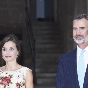 La reine Letizia et le roi Felipe VI d'Espagne ainsi que la reine Sofia accueillaient le 4 août 2017 près de cinq cents convives représentant la communauté des Iles Baléares au palais royal de la Almudaina, à Palma de Majorque, pour le traditionnel dîner de gala offert au cours de leurs vacances.