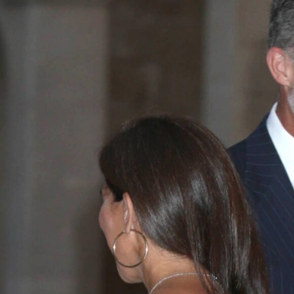 La reine Letizia et le roi Felipe VI d'Espagne ainsi que la reine Sofia accueillaient le 4 août 2017 près de cinq cents convives représentant la communauté des Iles Baléares au palais royal de la Almudaina, à Palma de Majorque, pour le traditionnel dîner de gala offert au cours de leurs vacances.
