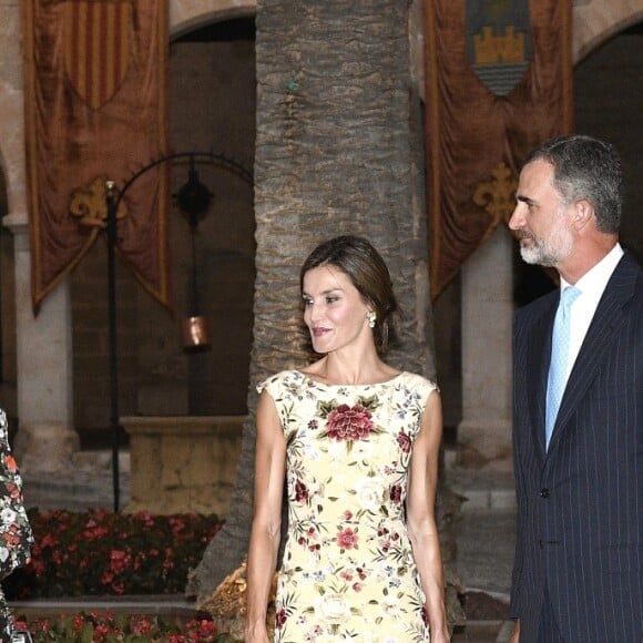 La reine Letizia et le roi Felipe VI d'Espagne ainsi que la reine Sofia accueillaient le 4 août 2017 près de cinq cents convives représentant la communauté des Iles Baléares au palais royal de la Almudaina, à Palma de Majorque, pour le traditionnel dîner de gala offert au cours de leurs vacances.