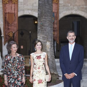 La reine Letizia et le roi Felipe VI d'Espagne ainsi que la reine Sofia accueillaient le 4 août 2017 près de cinq cents convives représentant la communauté des Iles Baléares au palais royal de la Almudaina, à Palma de Majorque, pour le traditionnel dîner de gala offert au cours de leurs vacances.