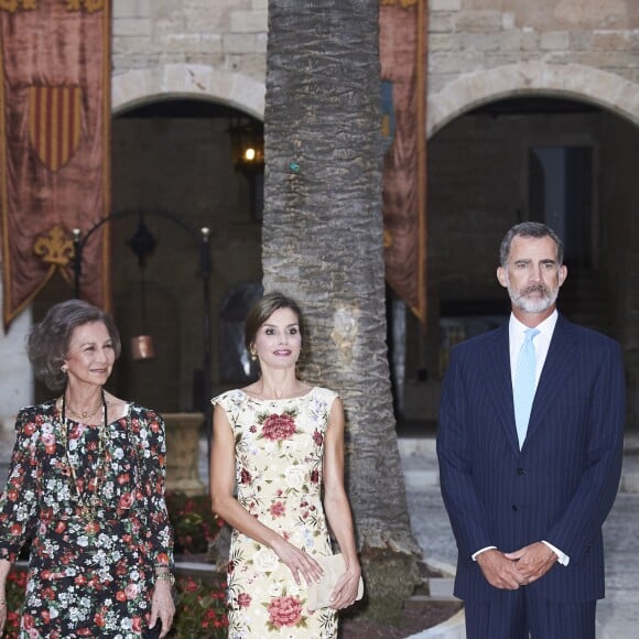 La reine Letizia et le roi Felipe VI d'Espagne ainsi que la reine Sofia accueillaient le 4 août 2017 près de cinq cents convives représentant la communauté des Iles Baléares au palais royal de la Almudaina, à Palma de Majorque, pour le traditionnel dîner de gala offert au cours de leurs vacances.