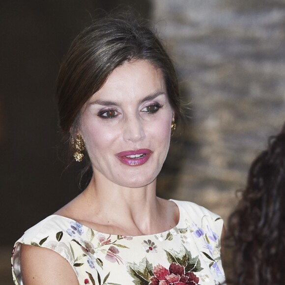 La reine Letizia et le roi Felipe VI d'Espagne ainsi que la reine Sofia accueillaient le 4 août 2017 près de cinq cents convives représentant la communauté des Iles Baléares au palais royal de la Almudaina, à Palma de Majorque, pour le traditionnel dîner de gala offert au cours de leurs vacances.