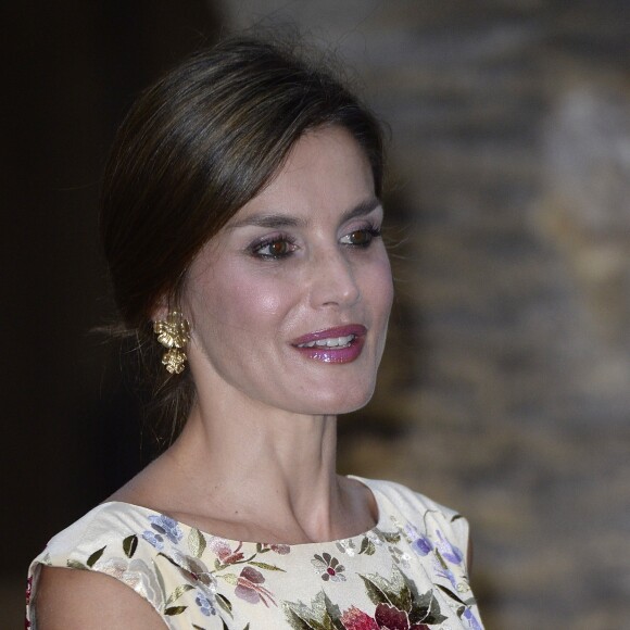 La reine Letizia et le roi Felipe VI d'Espagne ainsi que la reine Sofia accueillaient le 4 août 2017 près de cinq cents convives représentant la communauté des Iles Baléares au palais royal de la Almudaina, à Palma de Majorque, pour le traditionnel dîner de gala offert au cours de leurs vacances.