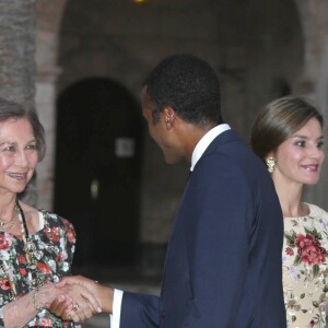 La reine Letizia et le roi Felipe VI d'Espagne ainsi que la reine Sofia accueillaient le 4 août 2017 près de cinq cents convives représentant la communauté des Iles Baléares au palais royal de la Almudaina, à Palma de Majorque, pour le traditionnel dîner de gala offert au cours de leurs vacances.