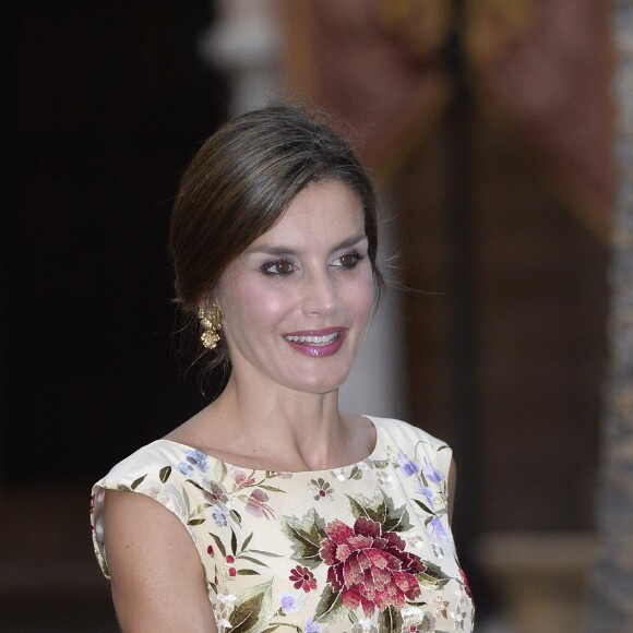 La reine Letizia et le roi Felipe VI d'Espagne ainsi que la reine Sofia accueillaient le 4 août 2017 près de cinq cents convives représentant la communauté des Iles Baléares au palais royal de la Almudaina, à Palma de Majorque, pour le traditionnel dîner de gala offert au cours de leurs vacances.