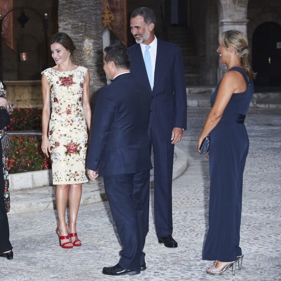 La reine Letizia et le roi Felipe VI d'Espagne ainsi que la reine Sofia accueillaient le 4 août 2017 près de cinq cents convives représentant la communauté des Iles Baléares au palais royal de la Almudaina, à Palma de Majorque, pour le traditionnel dîner de gala offert au cours de leurs vacances.